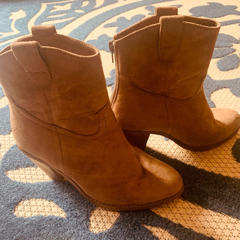 Brown Suede Short Boots•Back Zipper• 3 1/2” Heels•Round Toe